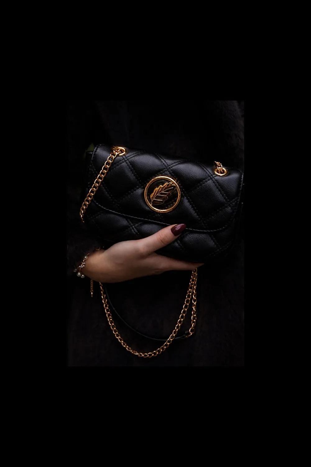 IOAKU Signature Bag skulderveske svart quiltet gull