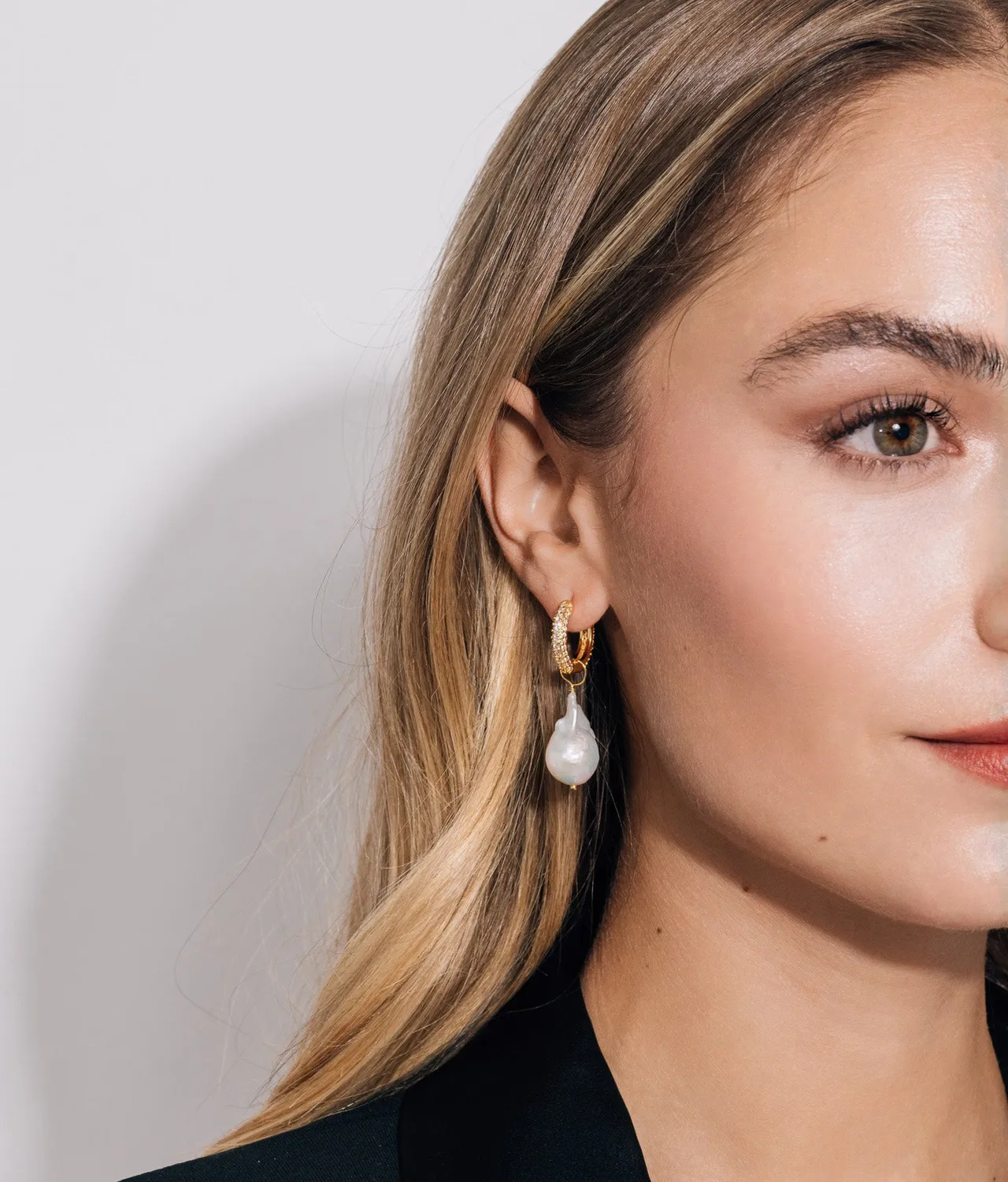 Loren Hope Pavé Huggie Hoops øreringer gull