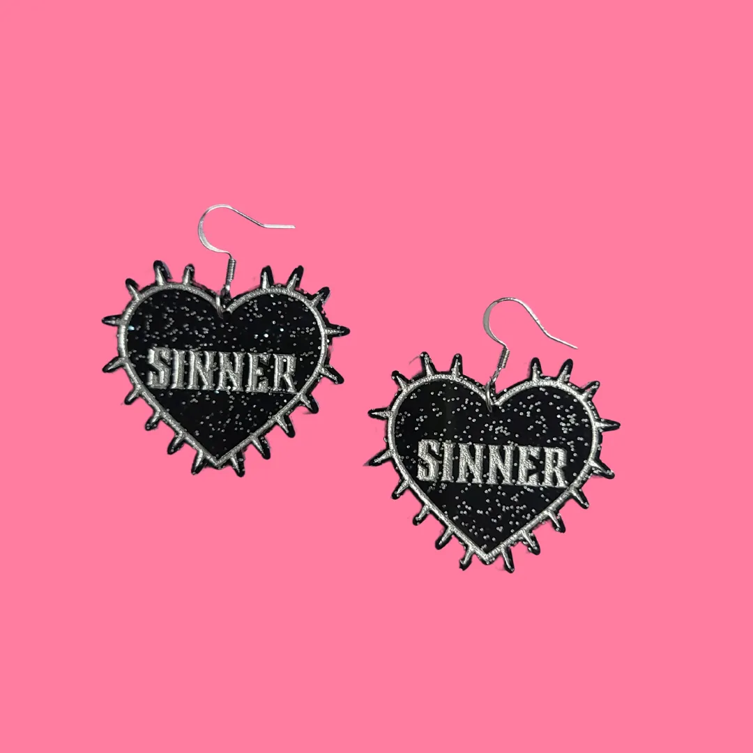 MiniKitty Sinner Black and Silver Spiked Heart øredobber svart akryl