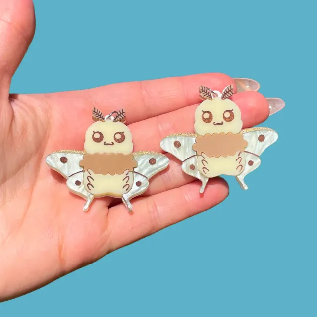 MiniKitty Moth øredobber akryl nattinspirert