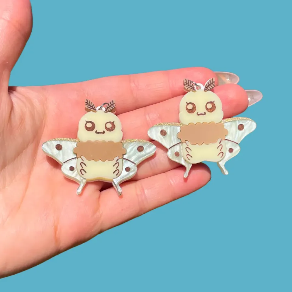 MiniKitty Moth øredobber akryl nattinspirert