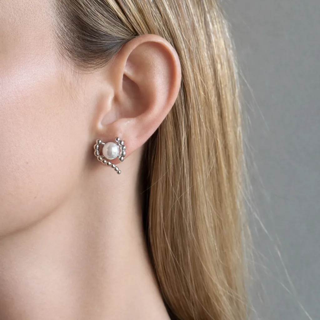 IOAKU Sculptural Pearl Studs øredobber gull
