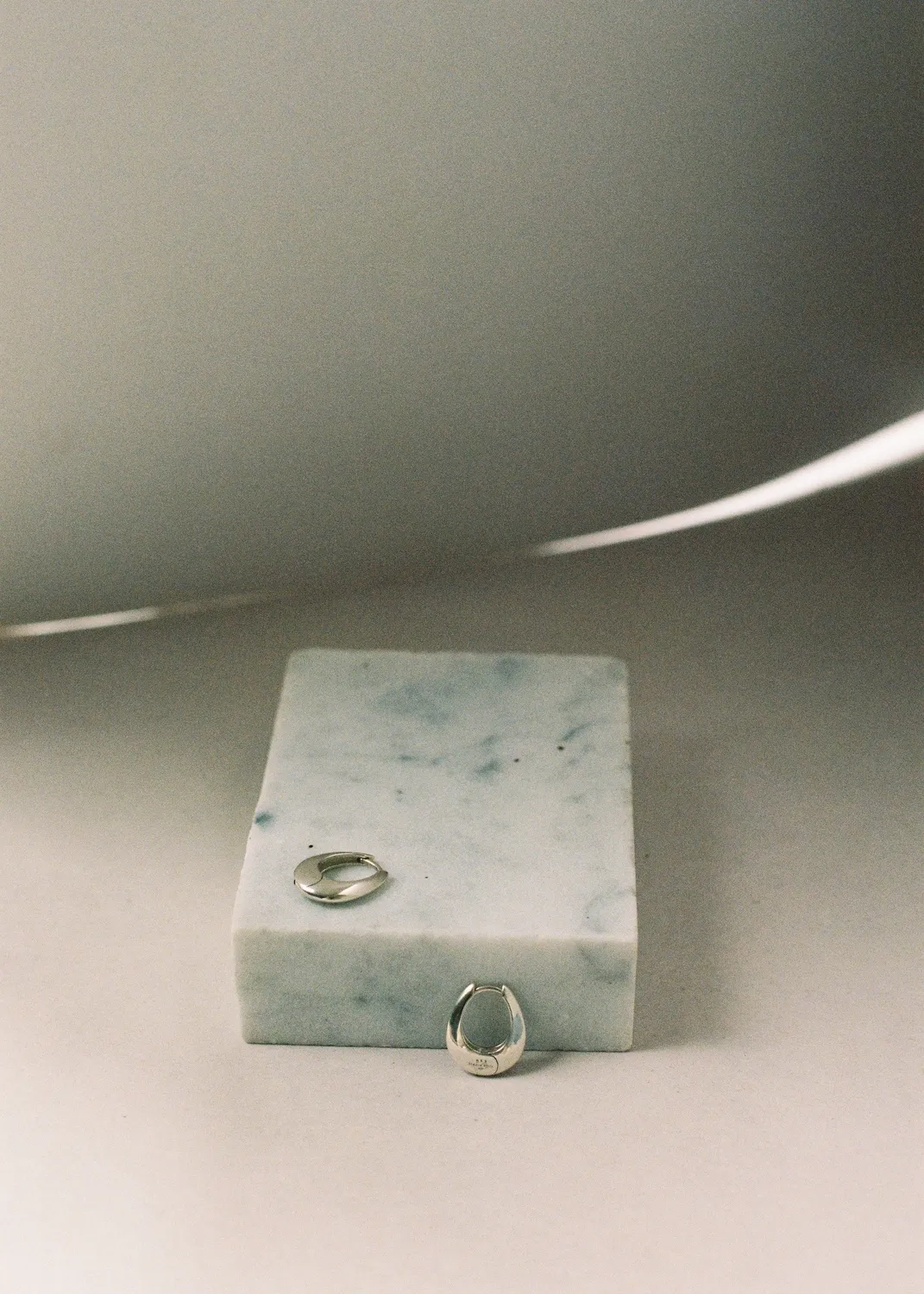 Studio Bille Mono Hoops øreringer sølv 1,5 cm lette