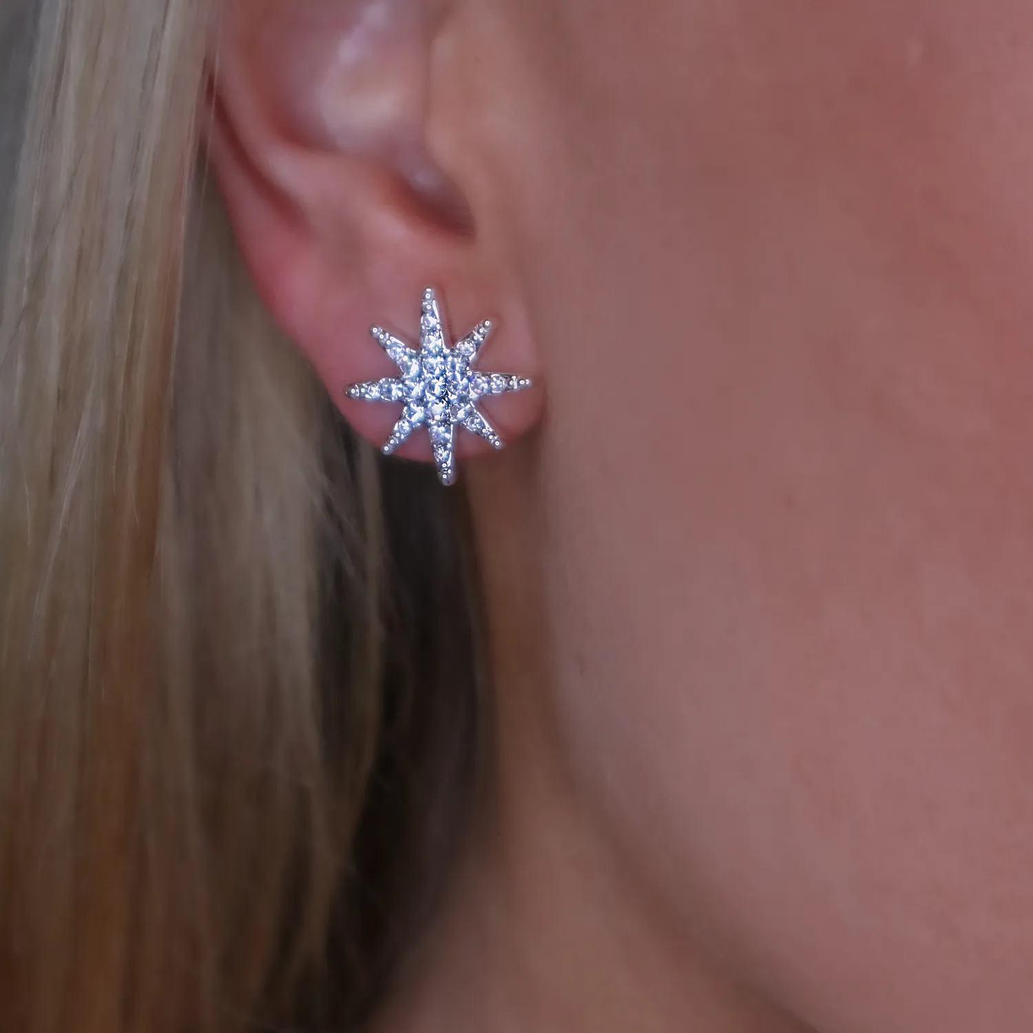 IOAKU Alfa Star Studs øredobber gull 1 cm nikkelplusse