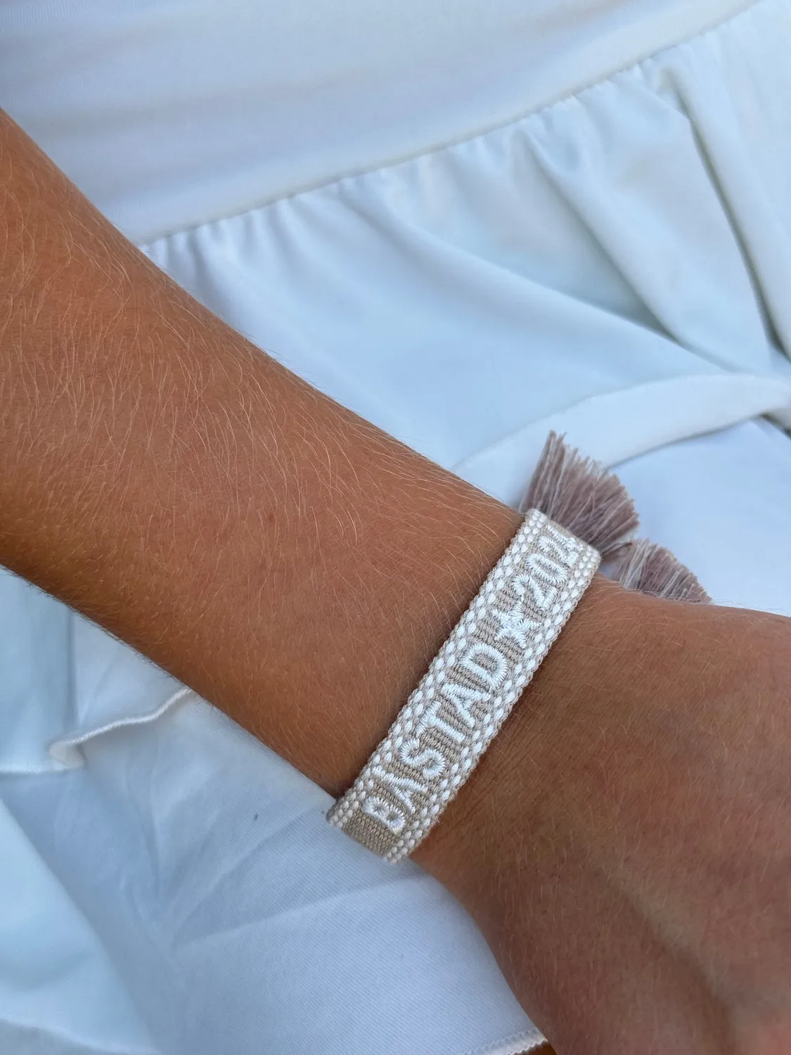 IOAKU Båstad 2024 armbånd beige vevd