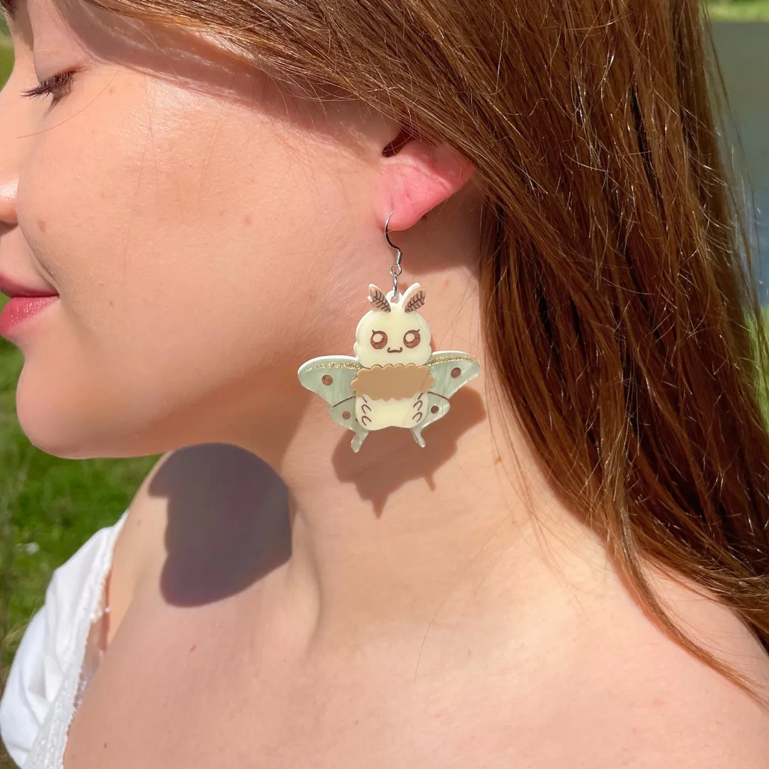 MiniKitty Moth øredobber akryl nattinspirert