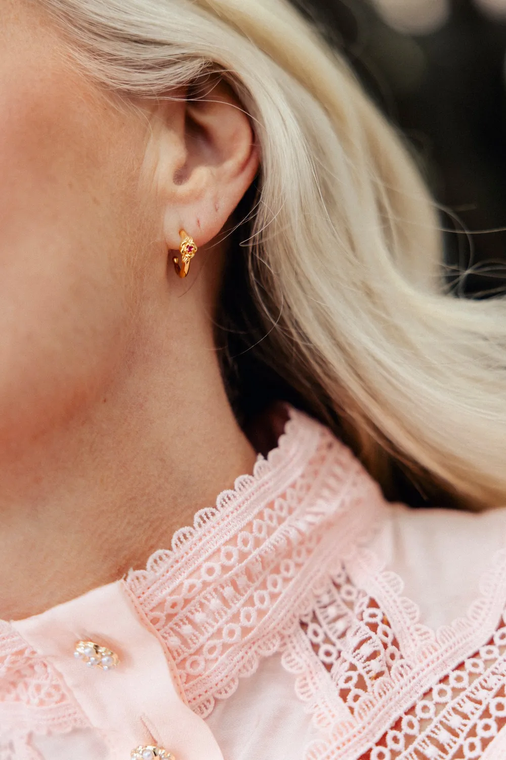 Janne Formoe Rosa creol øredobber forgylt 13 mm