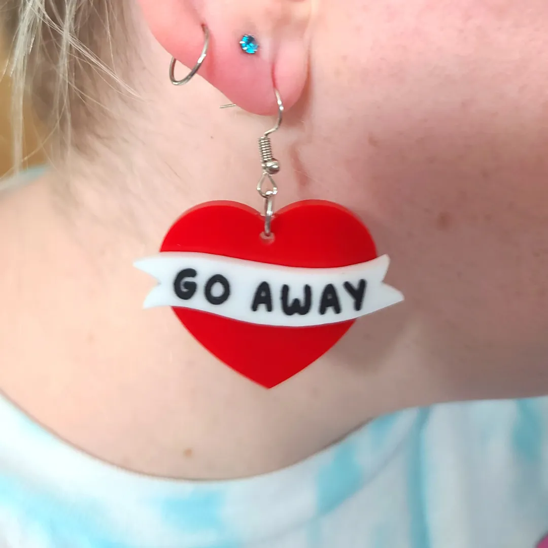 MiniKitty Go Away Hearts øredobber hjerter akryl