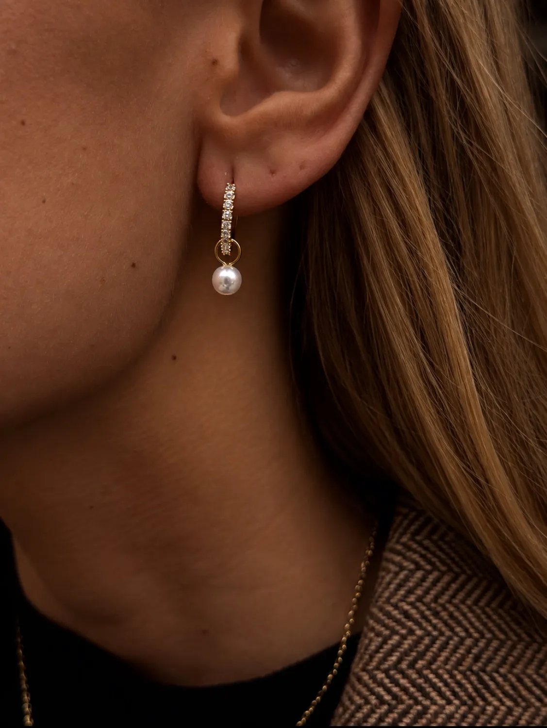 IOAKU Berry Pearl Petite Hoop øredobber gull perle