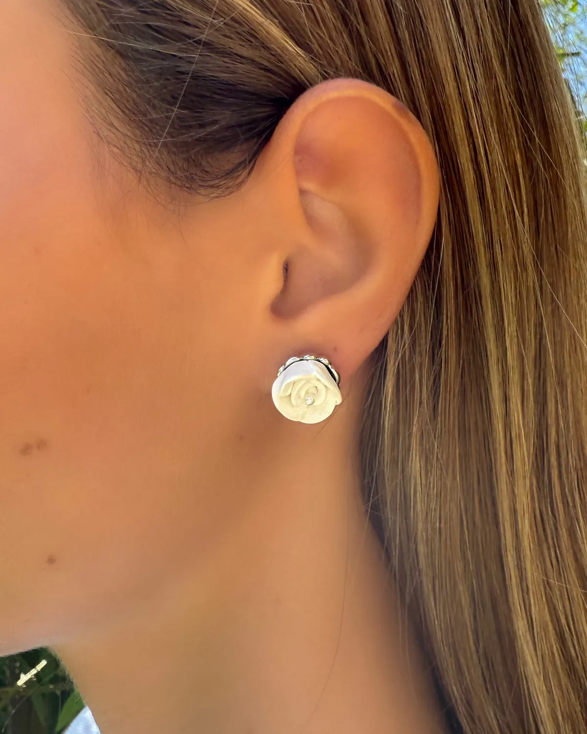 IOAKU Fleur Blanche studs øredobber hvit blomst 1 cm