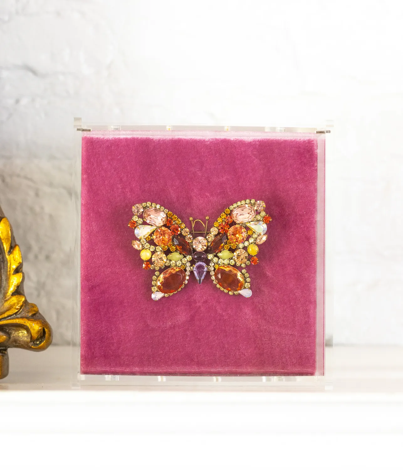 Loren Hope Large Butterfly in Apricot / Violet / Olivine Jade brosje