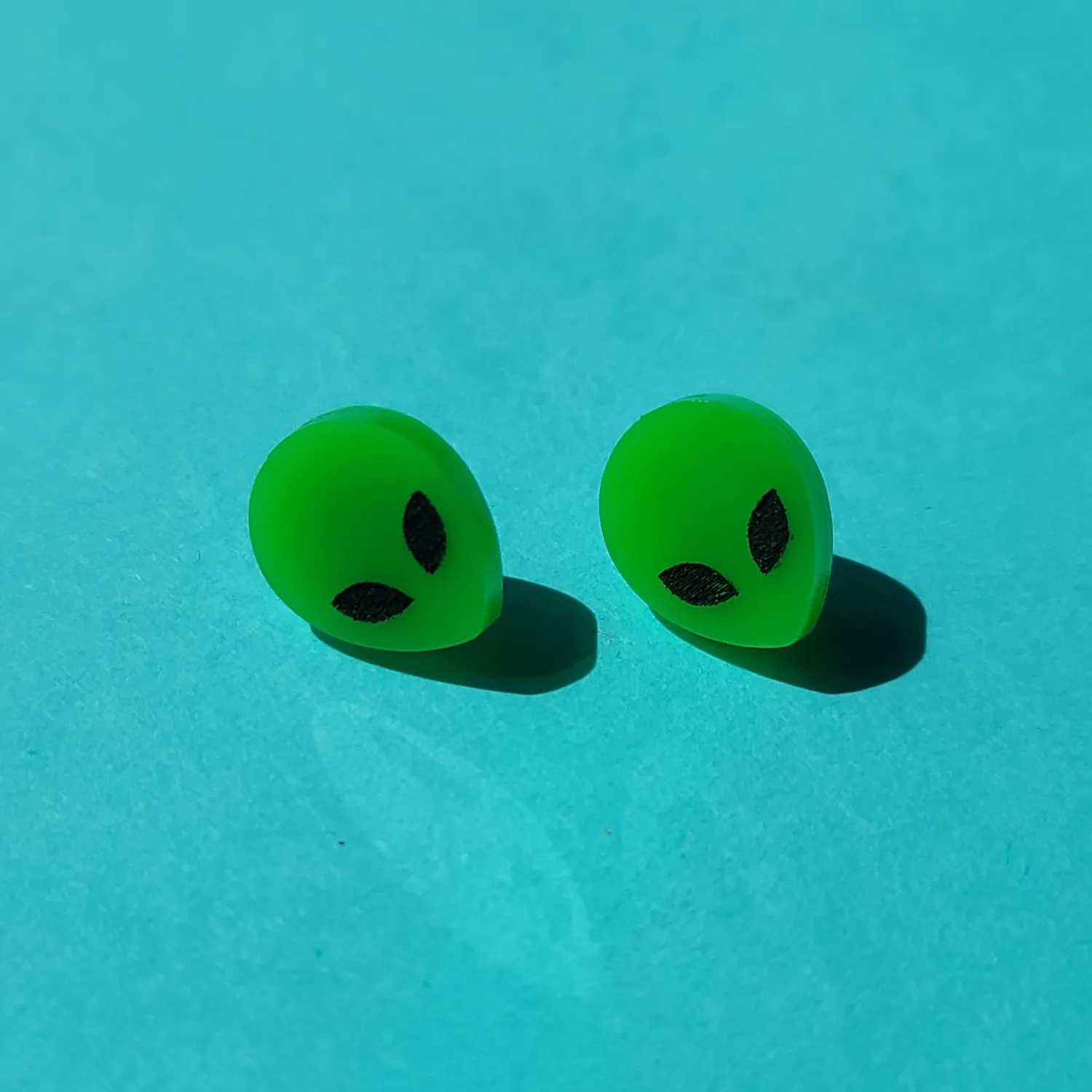 MiniKitty Alien Studs ørestikker akryl