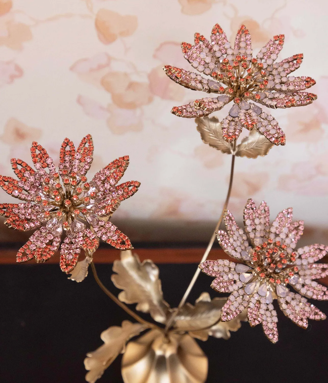 Loren Hope Astrantia blomst dekor gull vintage glass 23 cm