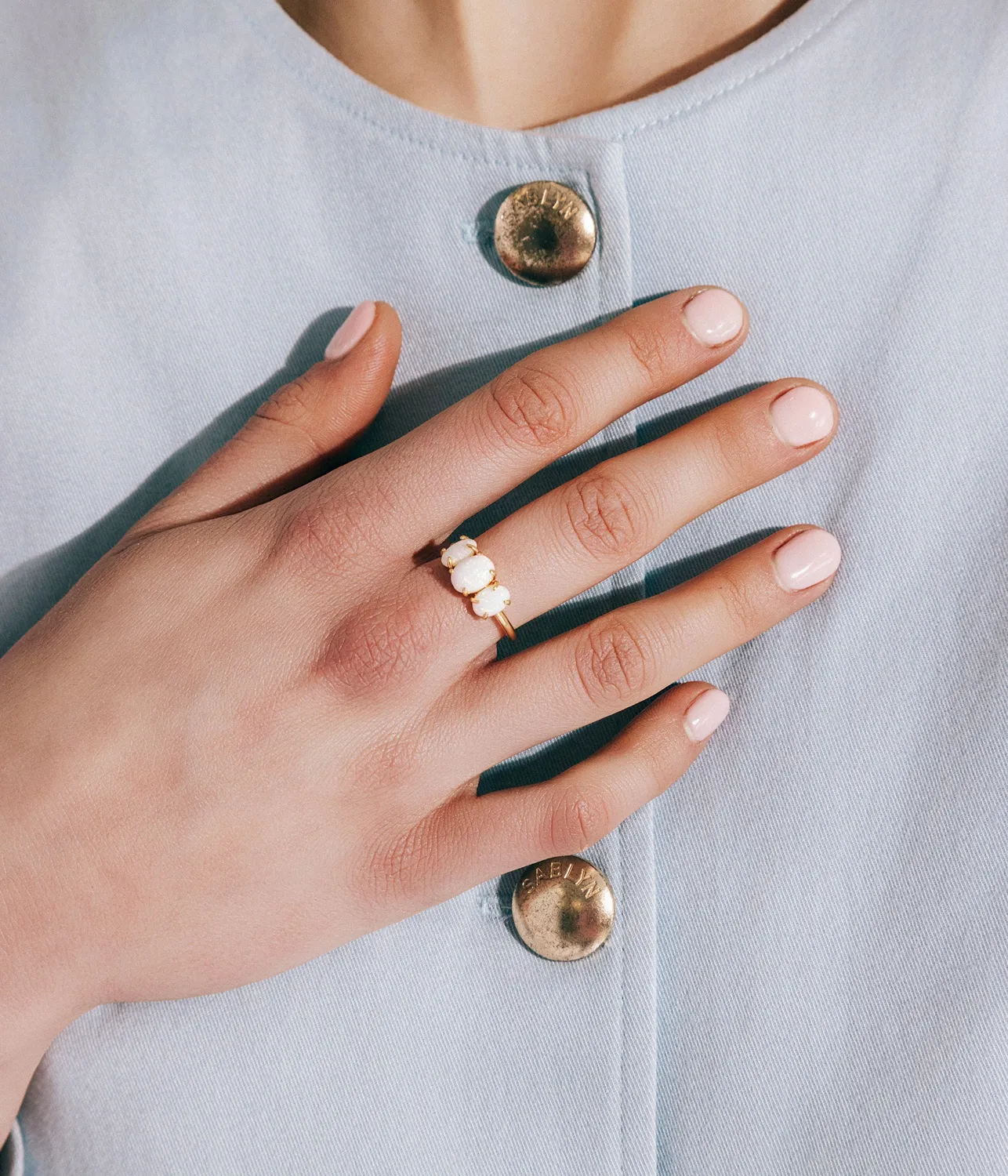 Loren Hope Nola ring hvit opal forgylt