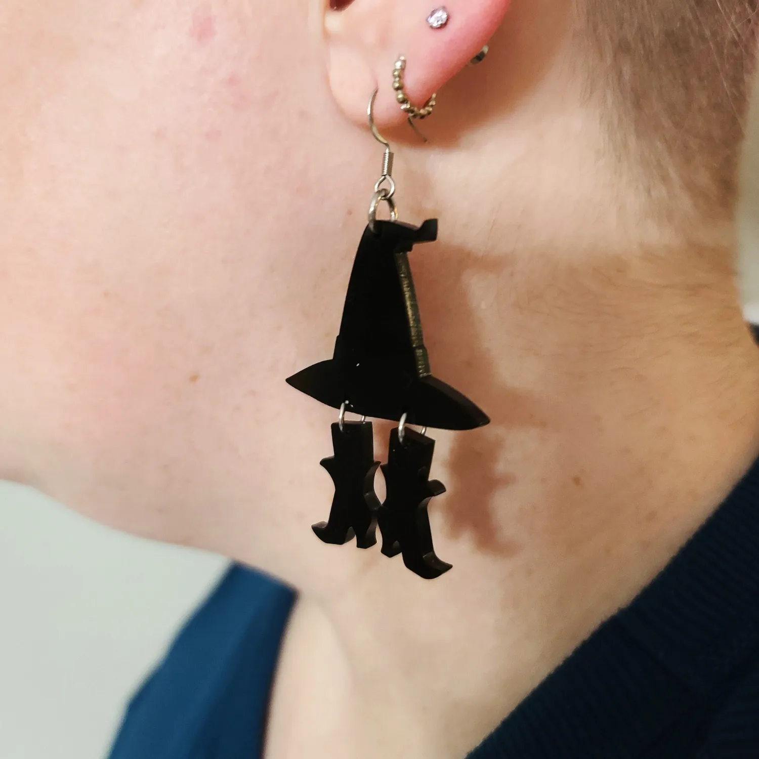 MiniKitty Witch Hat Boots Black øredobber svart akryl