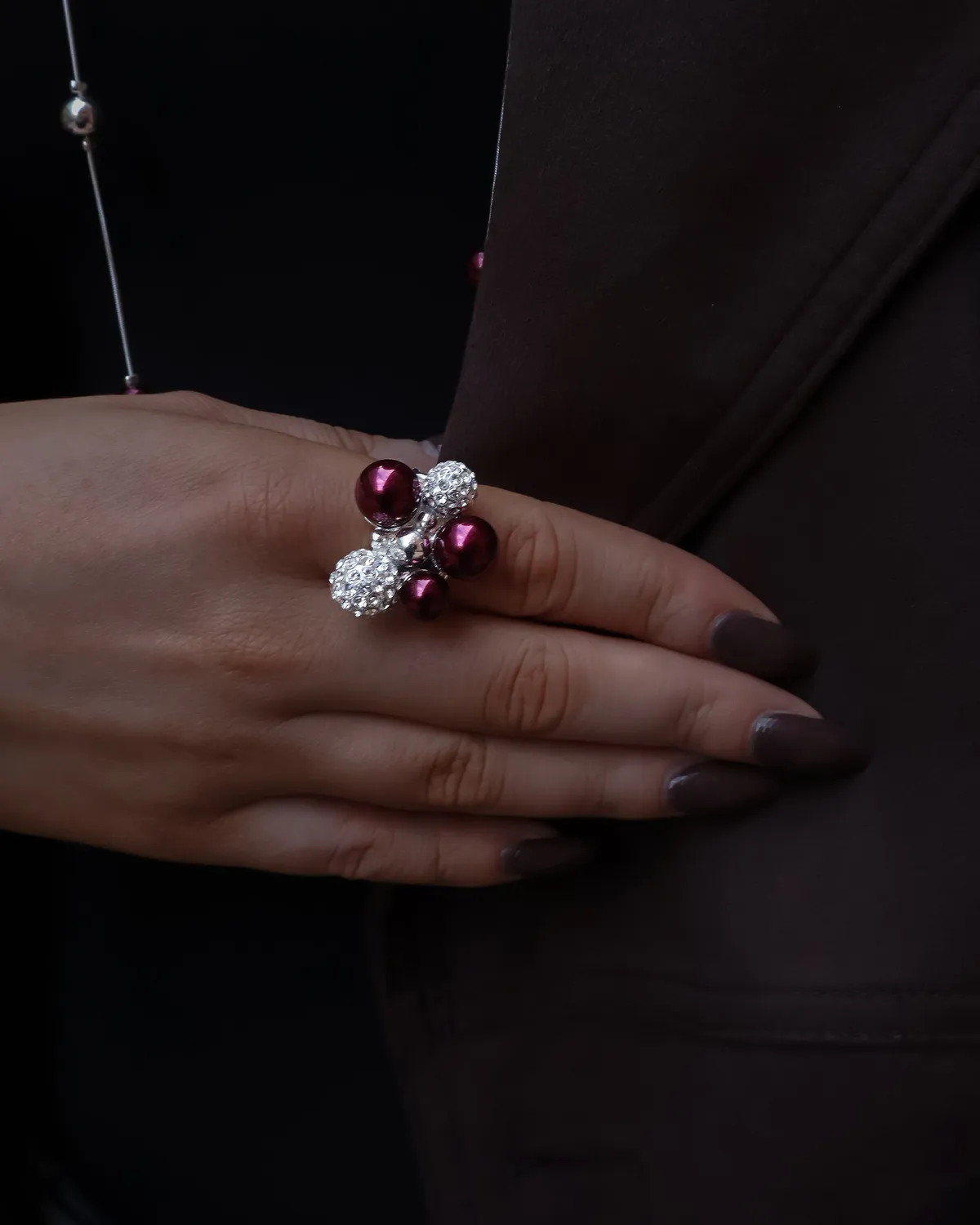 IOAKU Berry Pearl Sparkle Maxi ring burgunder justerbar