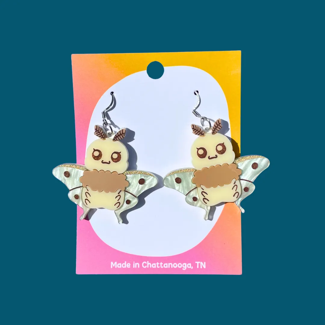 MiniKitty Moth øredobber akryl nattinspirert