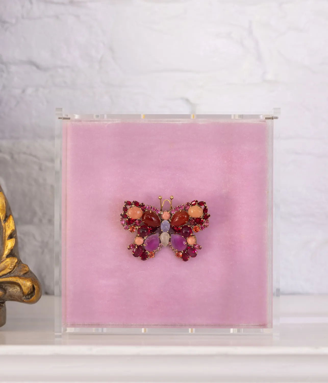 Loren Hope Small Butterfly brosje karneol rosa aventurin