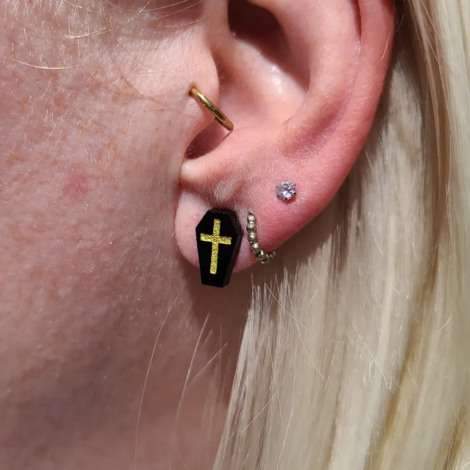 MiniKitty Tiny Coffin Studs øredobber gull svart kiste