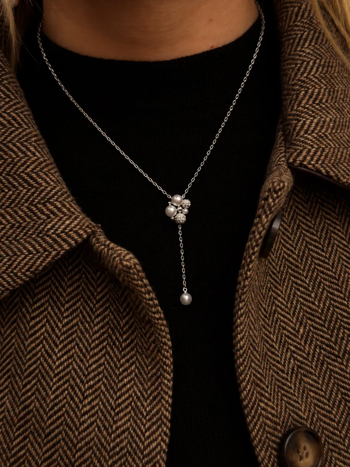 IOAKU Berry Pearl Petite Hanging halskjede perle