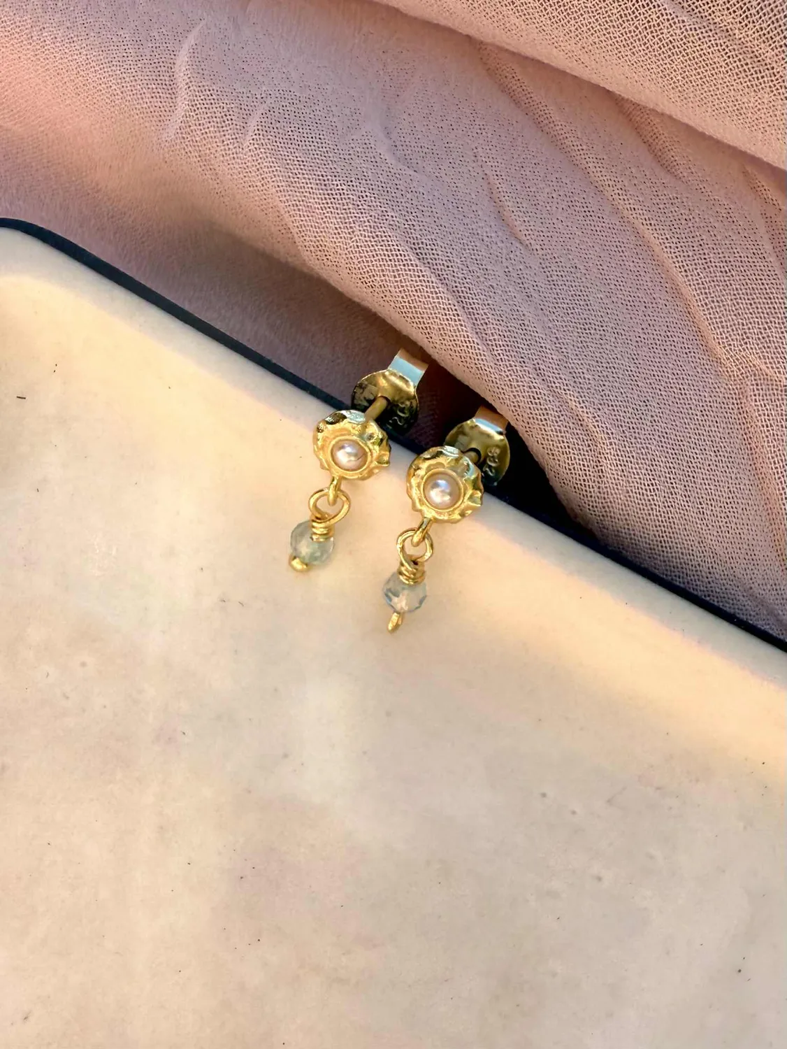 Wioga Adina øredobber forgylt perle blå 1,5 cm