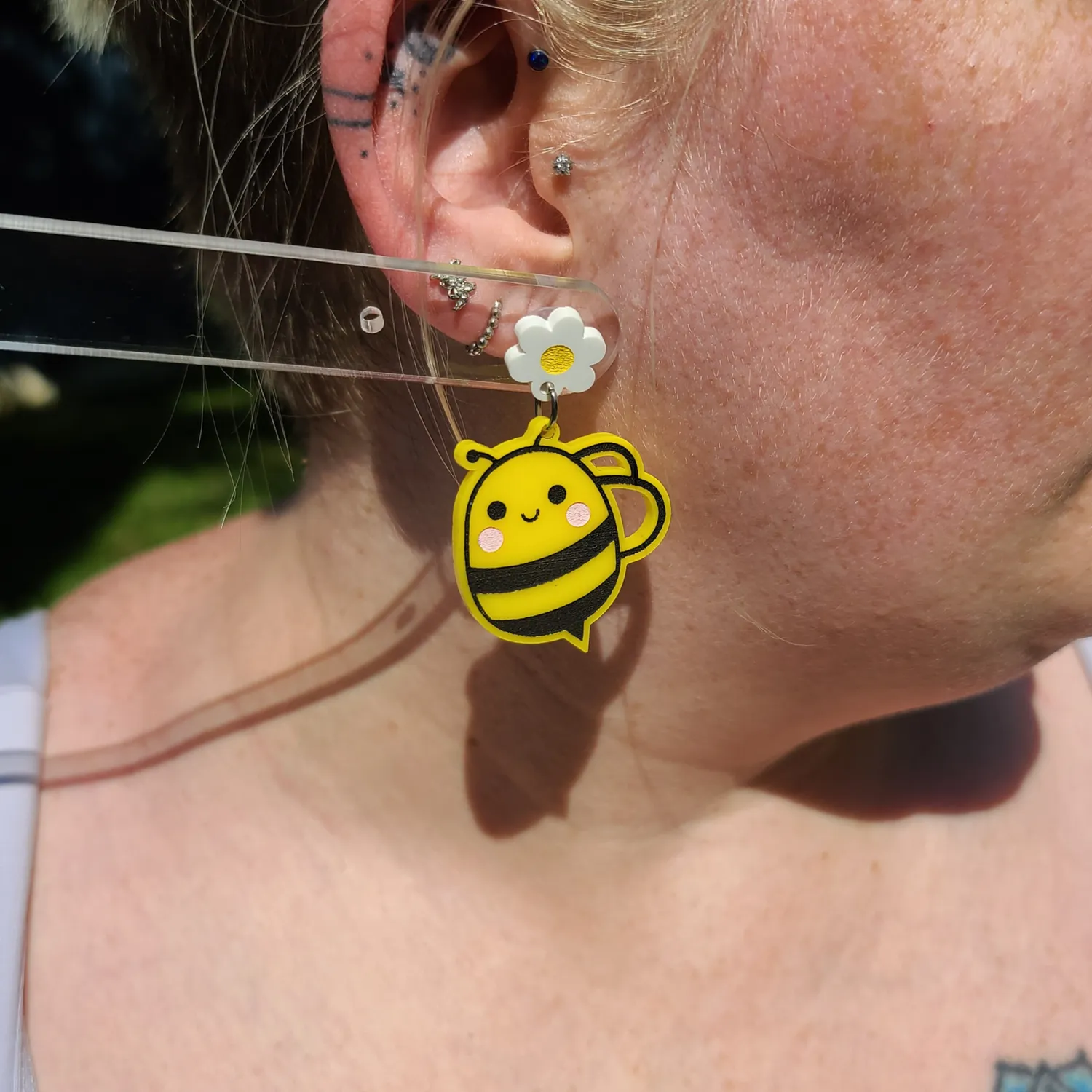 MiniKitty Spring Bees Daisy øredobber akryl gule