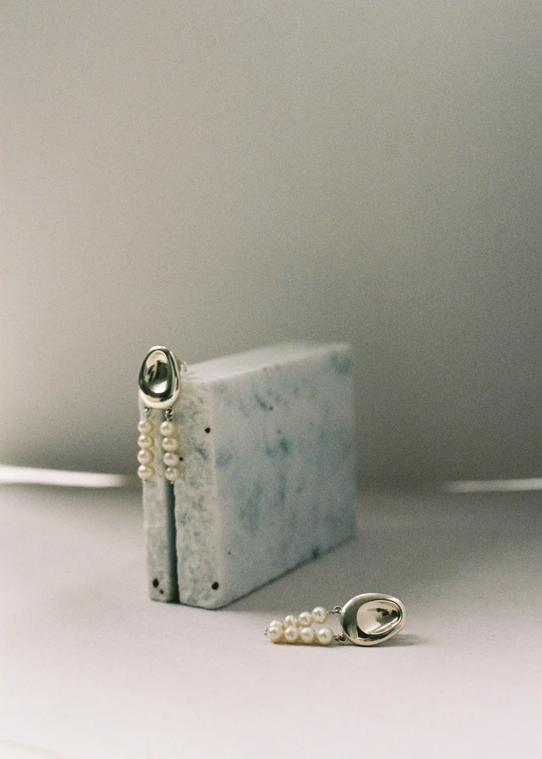 Studio Bille Two Form Pearl Rows øredobber par ferskvannsperler
