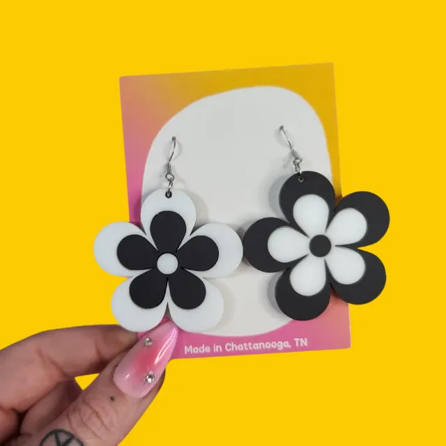 MiniKitty Retro Flowers øredobber sort hvit statement