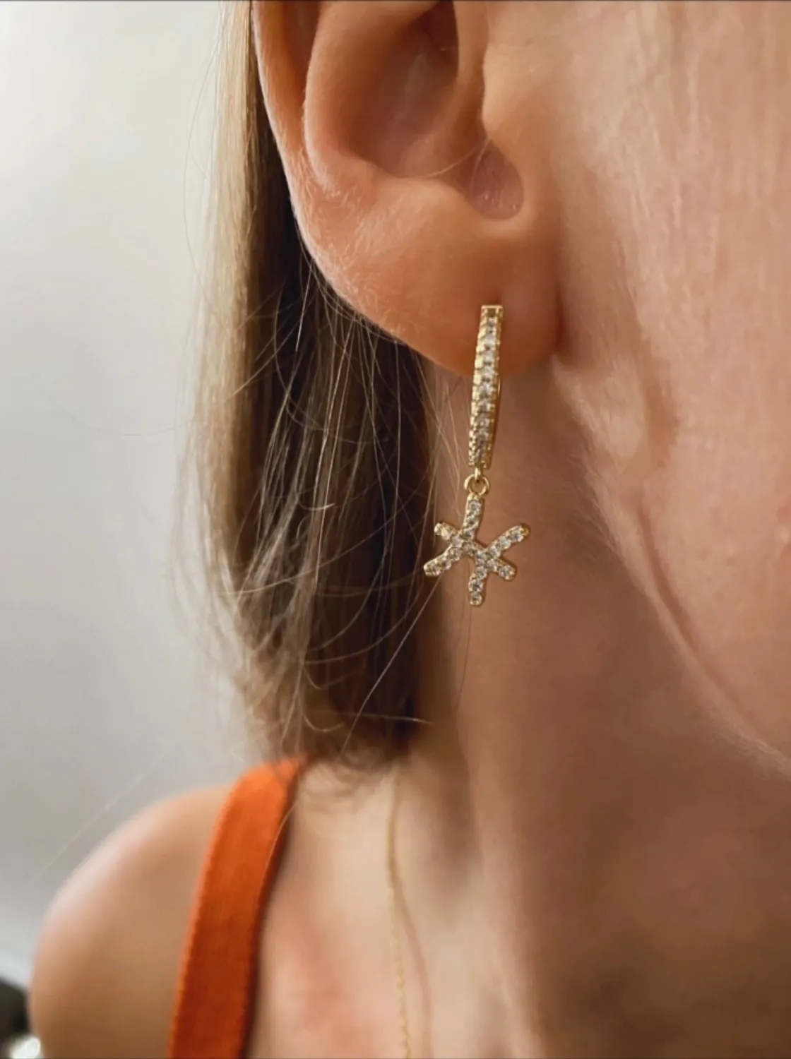 IOAKU Zodiac Sparkle Micro Hoop øredobber guld Leo nikkel fri