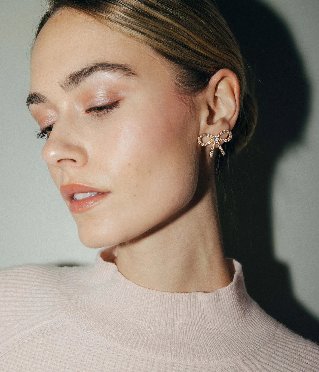 Loren Hope London Bow øredobber gull krystall