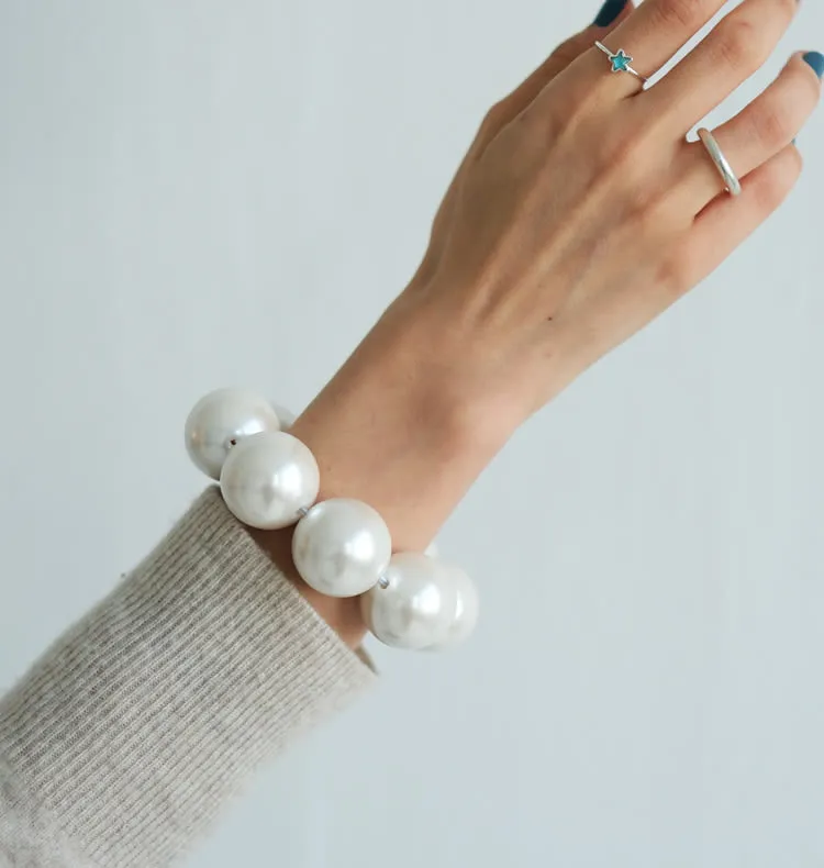 Wos Ginny armbånd perlehvit statement 6 cm