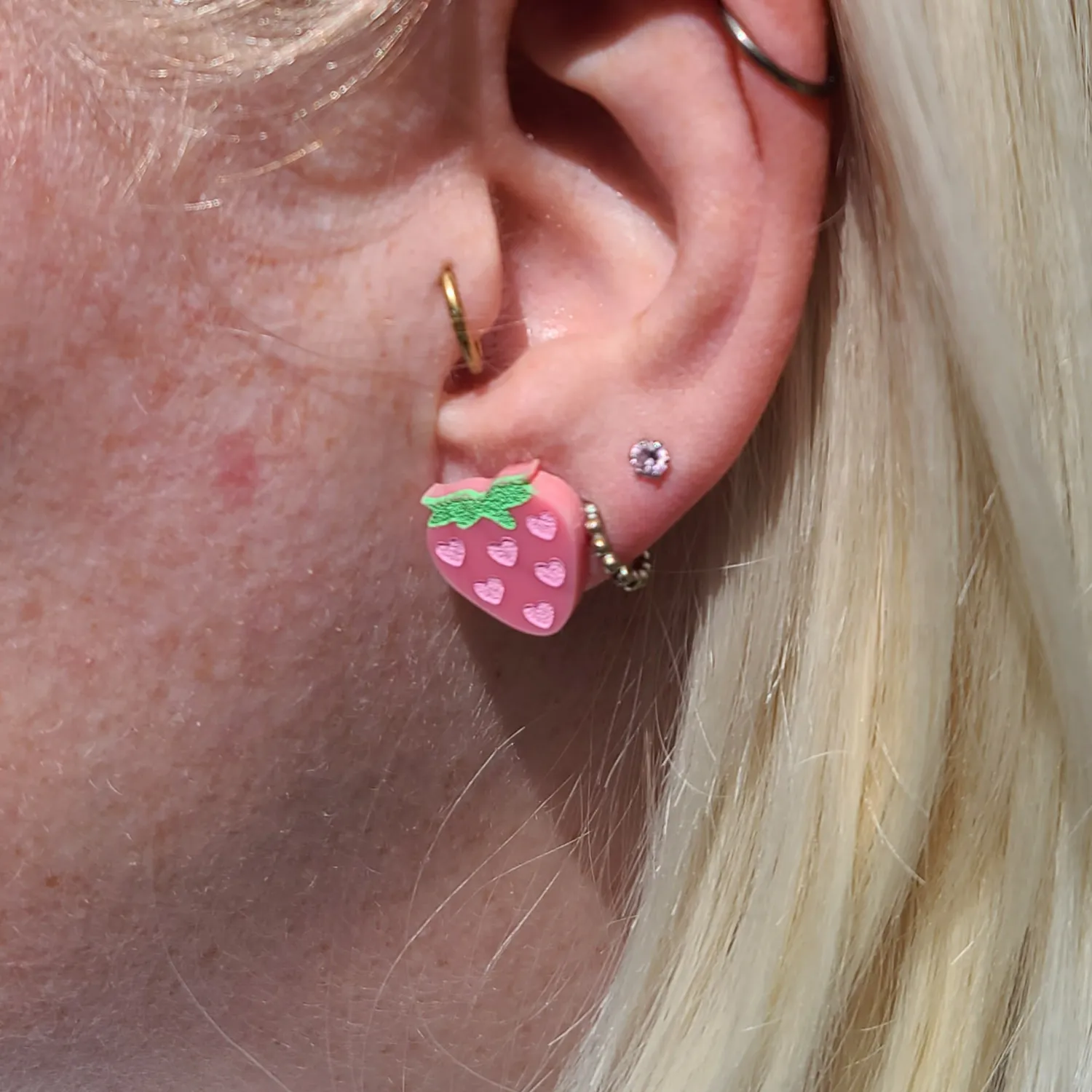 MiniKitty Tiny Strawberry Studs øredobber akryl små