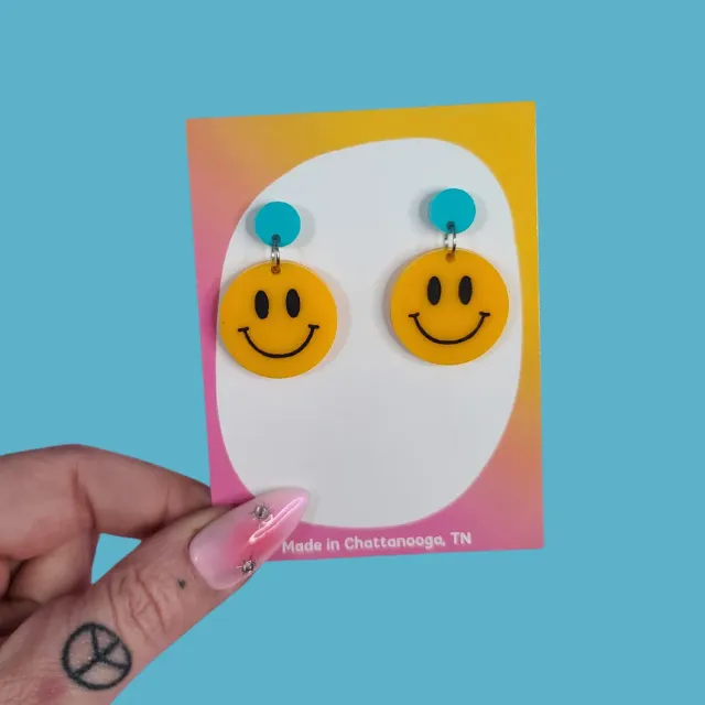 MiniKitty Smiley Face øredobber akryl statement lette