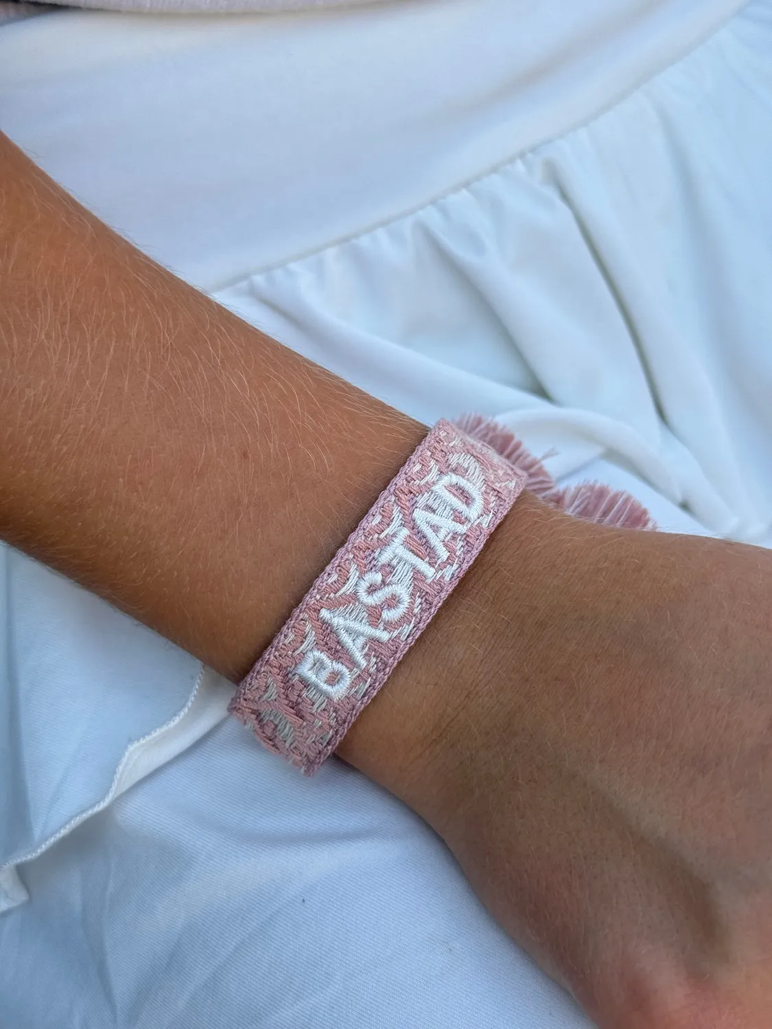 IOAKU Båstad Woven armbånd rosa vevd